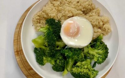 Brócoli con quinoa y huevo
